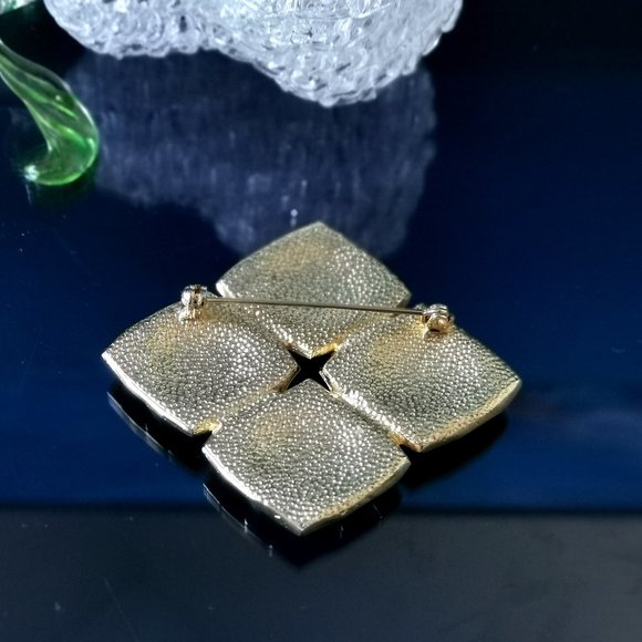 Vintage White Gray Marble Howlite Stones Gold-Tone and Black Enamel Brooch Pin - Picture 6 of 6